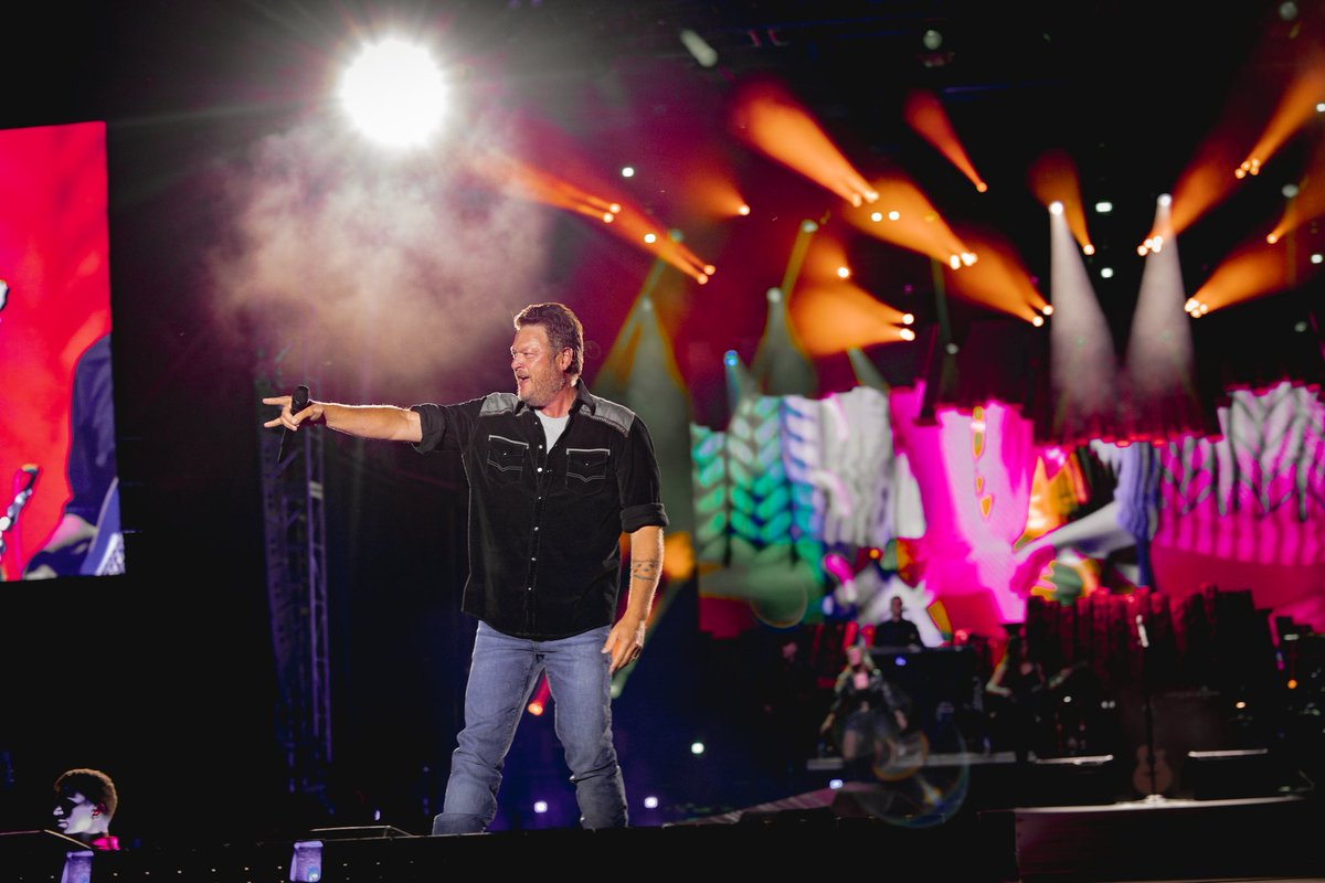 blakeshelton's tweet image. Kicked off Labor Day weekend with our friends in South Dakota!
