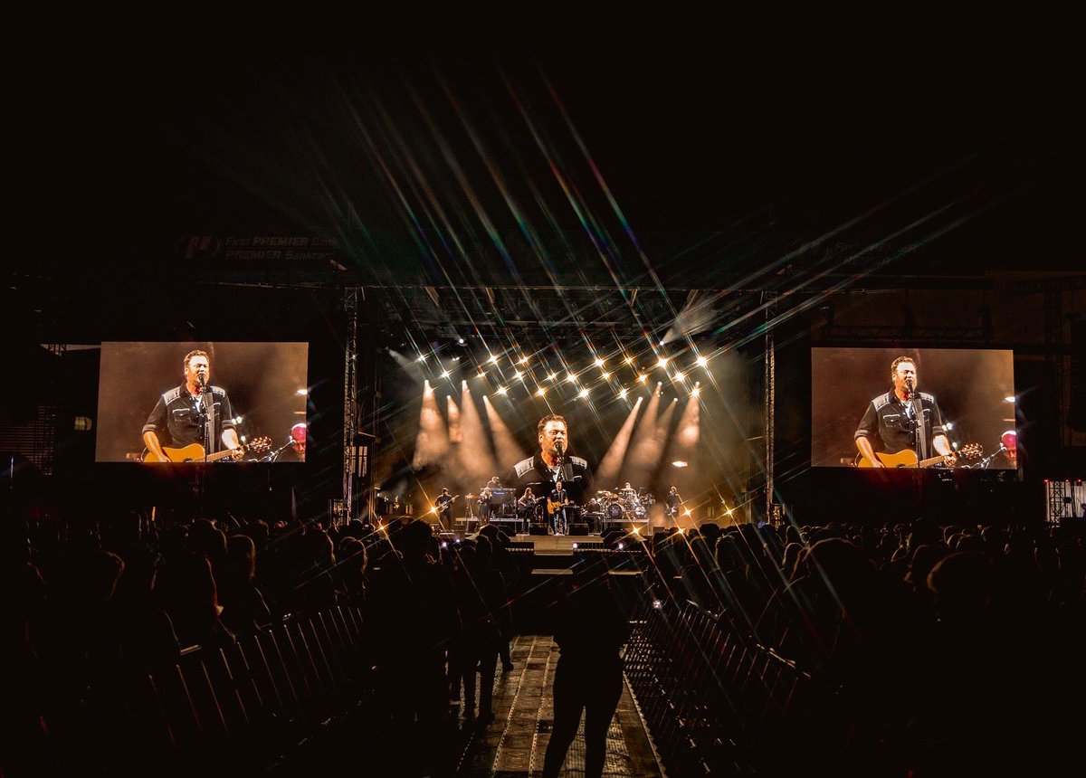 blakeshelton's tweet image. Kicked off Labor Day weekend with our friends in South Dakota!