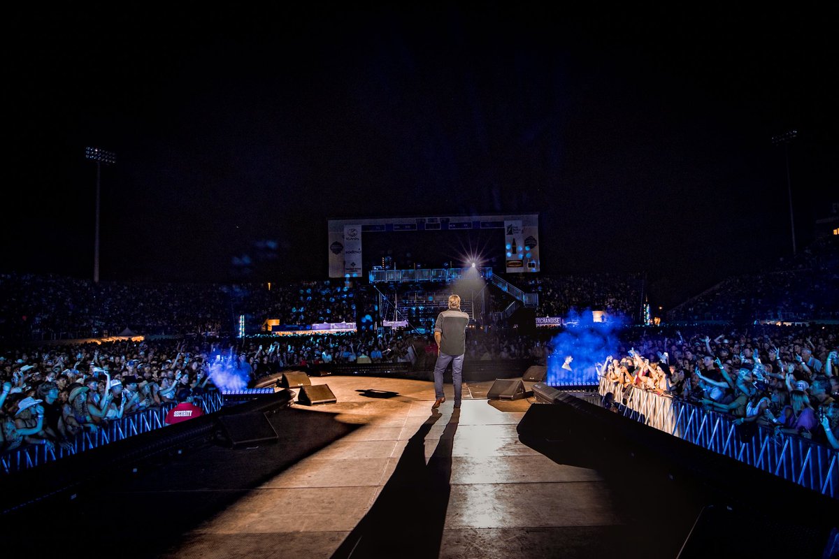 blakeshelton's tweet image. Kicked off Labor Day weekend with our friends in South Dakota!