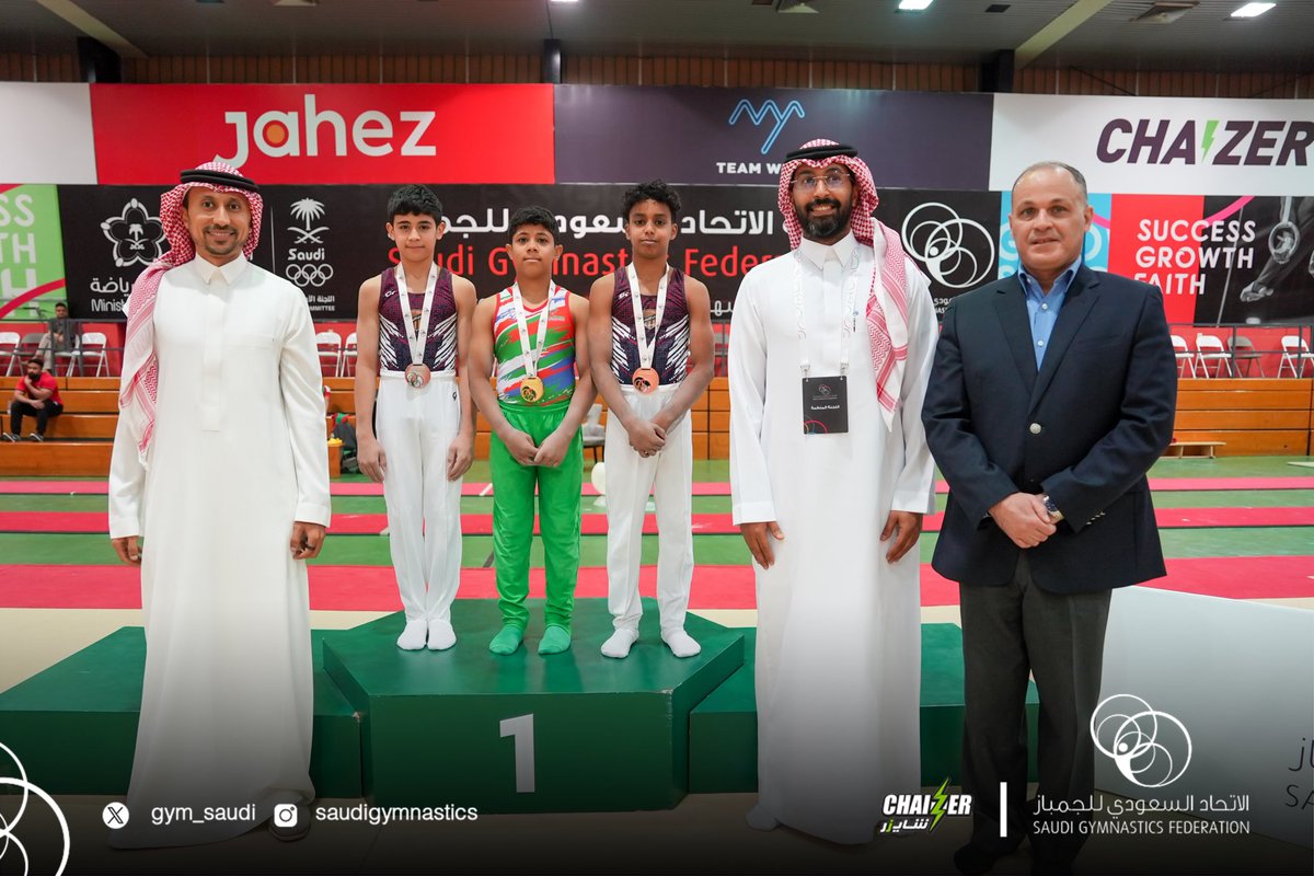 gym_saudi's tweet photo. 📸 نائب رئيس مجلس الإدارة المهندس "أحمد بنّان"، يتوج أبطال اليوم الثاني من منافسات بطولة المملكة جمباز فني رجال لمرحلة الناشئين (فردي أجهزة).

تهانينا للأبطال 👏🏻👏🏻👏🏻 https://t.co/u7bI6NYjmM