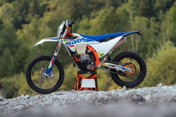 Revista_Moto's tweet image. La #KTM EXC #SixDays 2026, una edición especial que celebra la asociación de la marca austriaca con los International Six Days Enduro (#ISDE), que este año se llevan a cabo en Italia.👉acortar.link/7RIWAG
#RevistaMoto #Enduro #ktmexcsixdays @KTM_Mexico
