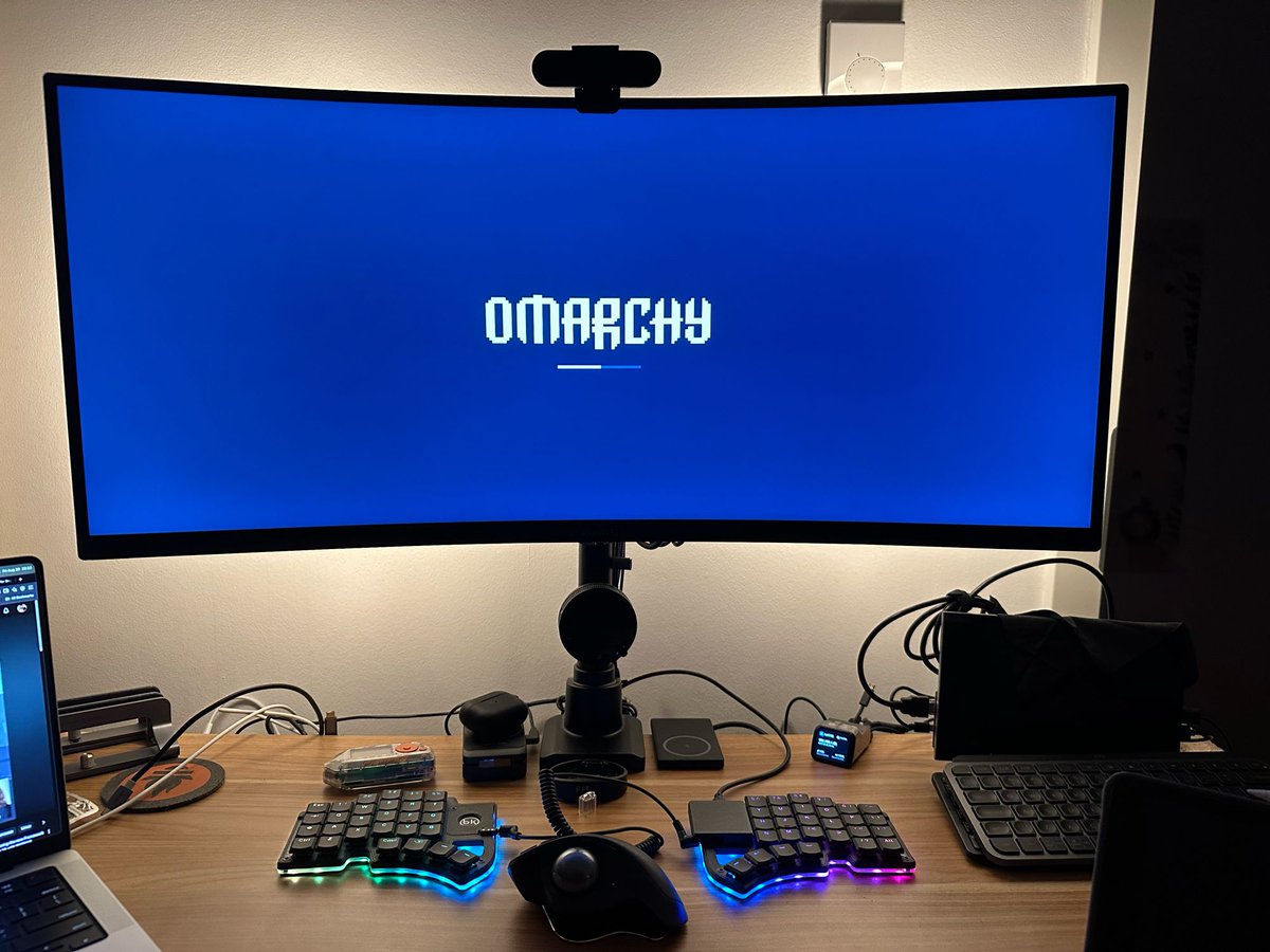 kakkoyun_me's tweet image. Friday night. Some people party.
Some people drink.
Me?
Installing yet another Linux distro for “fun.”
Let’s see what the #Omarchy bandwagon is all about 🚀🐧