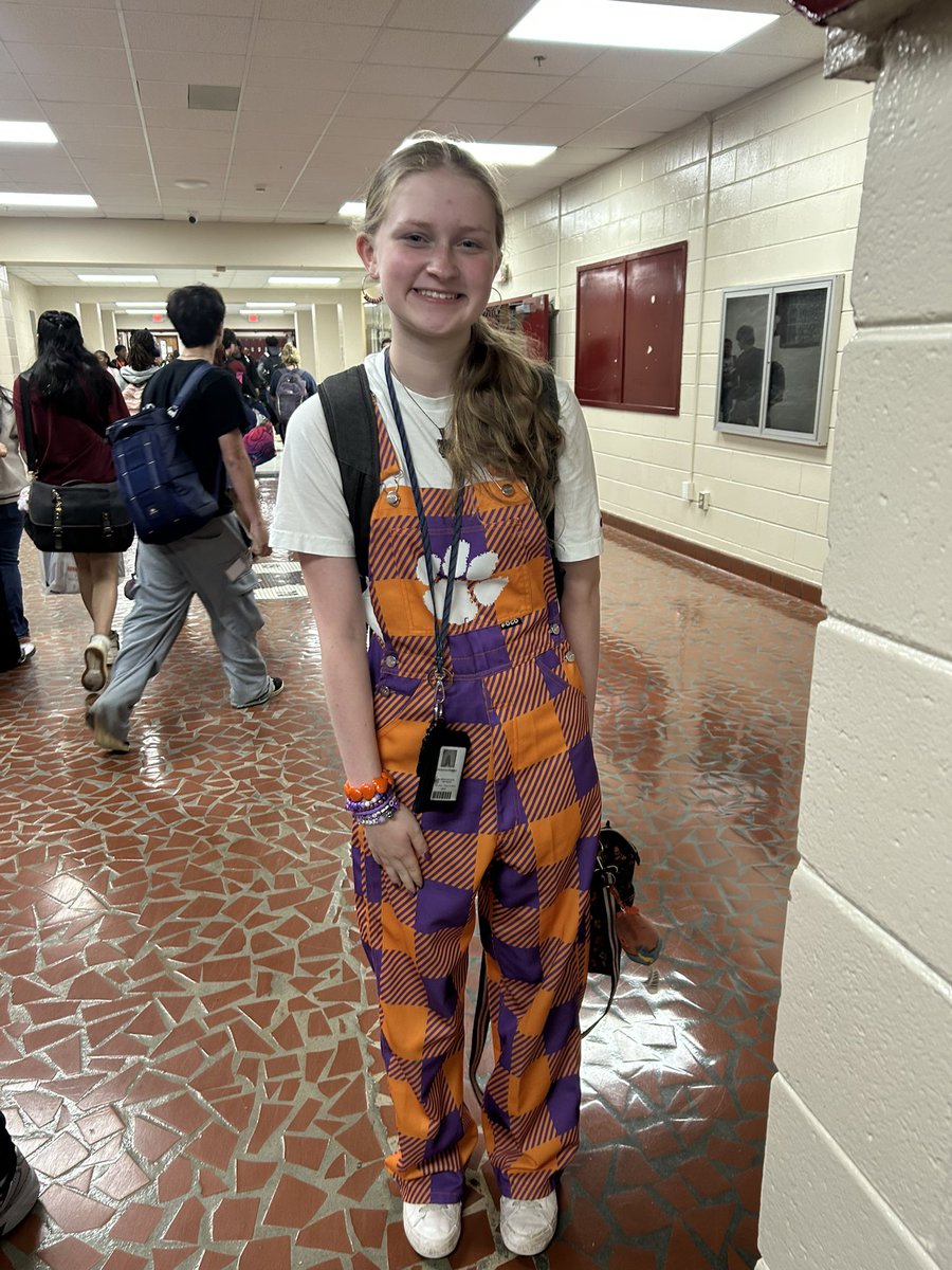 bchsbearcat's tweet photo. We’ve got some college colors in the halls of BC today for #NationalCollegeColorsDay! https://t.co/k22Y9Pv7FA