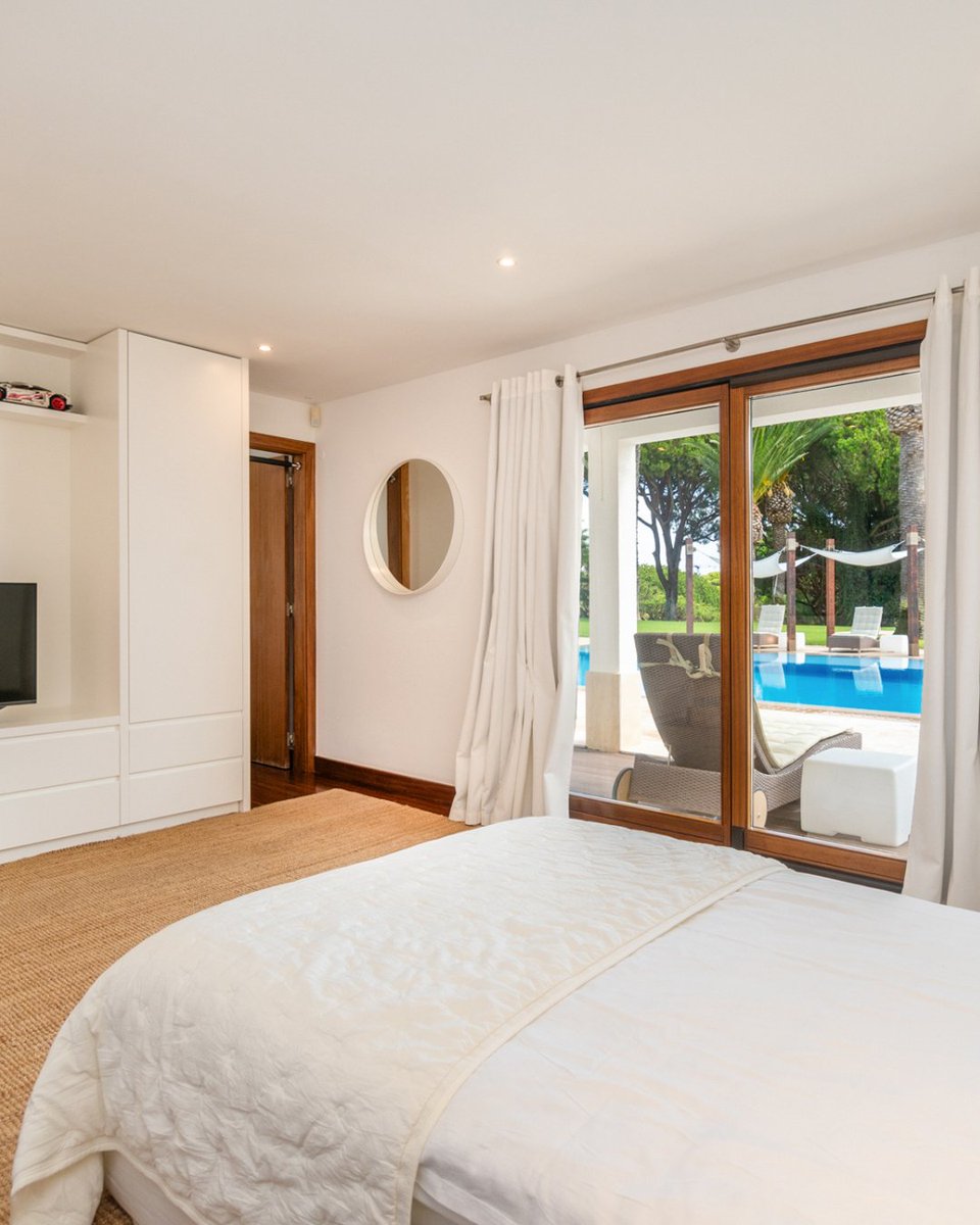 Experience Algarve living—two villas, two pools, endless sea views! 🇵🇹 Set on 7,000 m² in Vale do Lobo, enjoy luxury, privacy, and beach proximity. Entertain under the sun or relax with panoramic views. Tap for more: ev-link.de/sIS350WF5HF