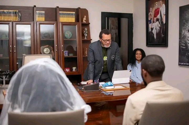 Ça vous dit quoi, une bénédiction nuptiale dans l'intimité au bureau du pasteur ??