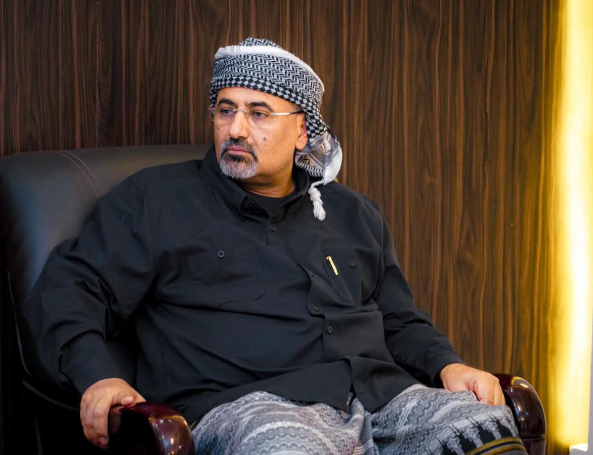 الجنوب لن يسقط أبدًا، لأن فيه رجال مثل عيدروس الزُبيدي، رجال مواقف ووفاء يعرفون قيمة الأرض ويحمون الكرامة بقلوب من حديد، لا تهزهم العواصف ولا تخيفهم المؤامرات مهما تعاظمت.