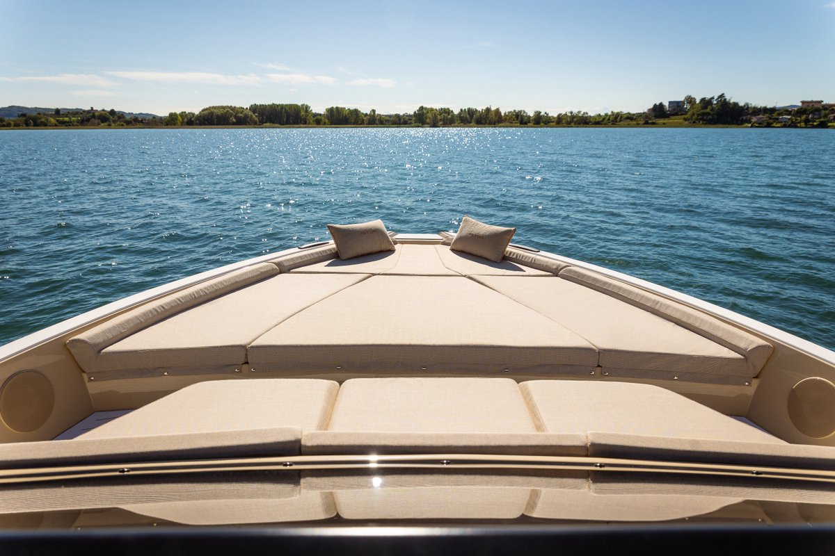 Sebinoyachts's tweet image. LUNCH WITH A VIEW?

There's something magical about dining on the water - where every meal comes with an ever-changing backdrop and the gentle sound of waves.
This is what luxury living looks like. 🌊

#LunchWithAView #YachtLife #SebinoYachts #LuxuryLifestyle #OnTheWater