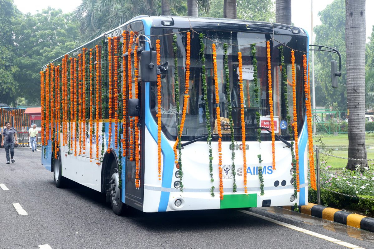 aiims_newdelhi's tweet photo. Power Grid Corporation of India Ltd. (POWERGRID), a Maharatna Public Sector Enterprise under Ministry of Power, Government of India, today handed over three 9-meter electric buses to AIIMS, New Delhi, as part of its Corporate Social Responsibility (CSR) initiative. https://t.co/jZzeXH7qUR