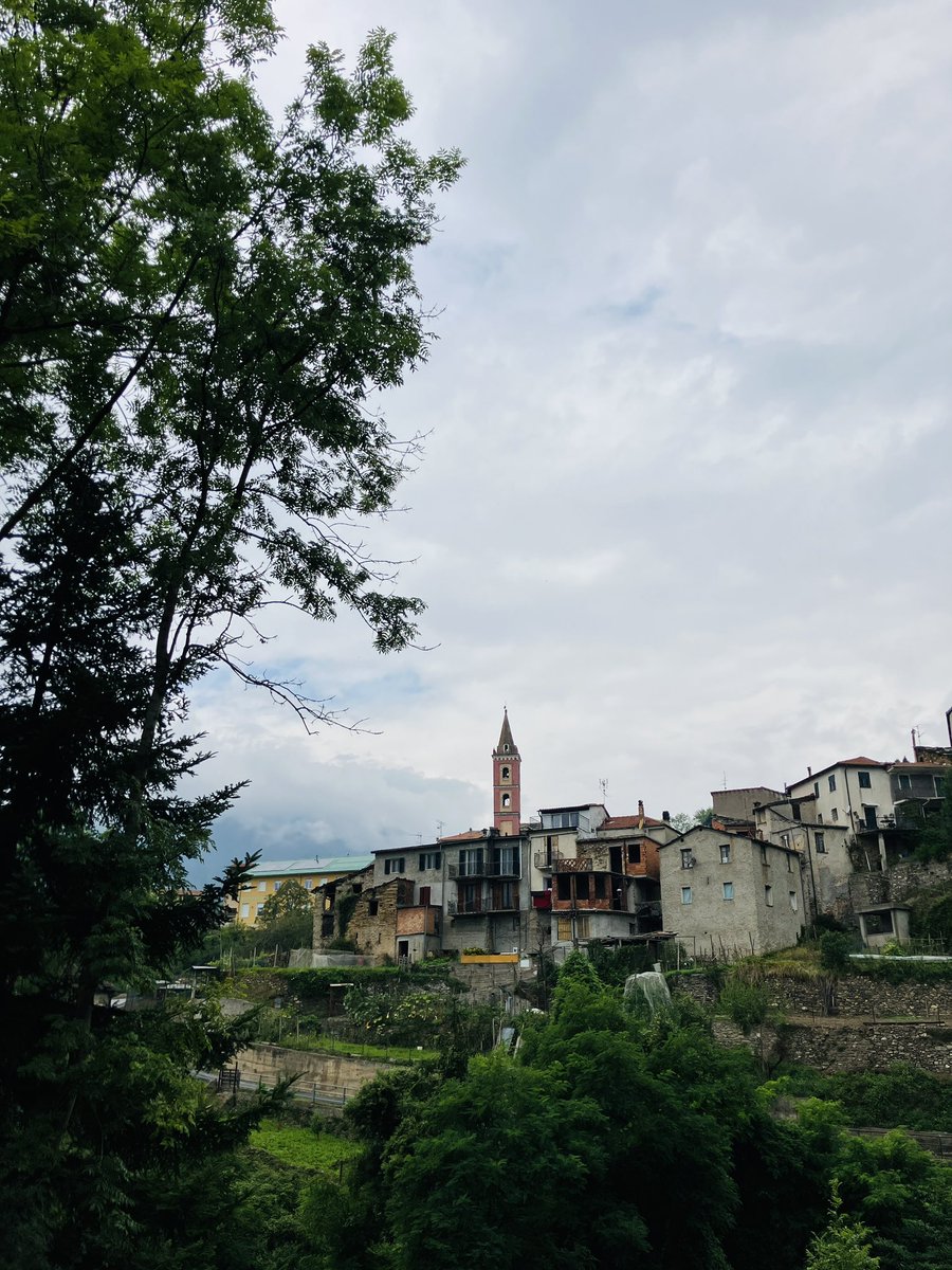 状況主義(資本主義による大量消費社会やマスメディアが作り出す虚構性を批判)が生まれた村と言われていてみんな個人の価値観を大事にしながら暮らしていた。学びばかり。ありがとうさようなら