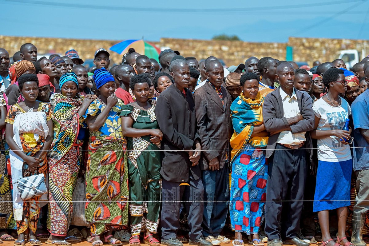 NtareHouse's tweet image. S.E @GeneralNeva s'est rendu à Makamba juste au chef-lieu de la province #Burunga, où il a présenté officiellement le nouveau gouverneur de  ladite province, Honorable Parfait   Mboninyibuka et le nouvel Administrateur communal de Makamba, M. Prosper Bizimana.