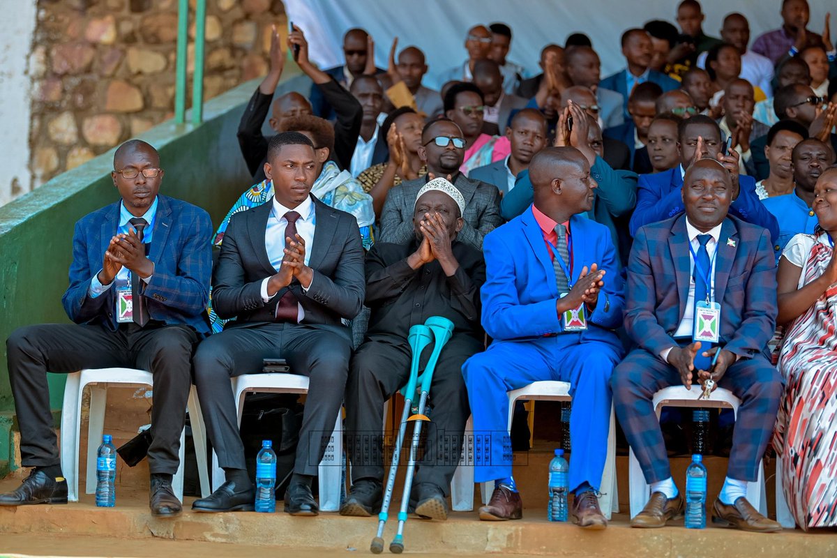 NtareHouse's tweet image. S.E @GeneralNeva s'est rendu à Makamba juste au chef-lieu de la province #Burunga, où il a présenté officiellement le nouveau gouverneur de  ladite province, Honorable Parfait   Mboninyibuka et le nouvel Administrateur communal de Makamba, M. Prosper Bizimana.