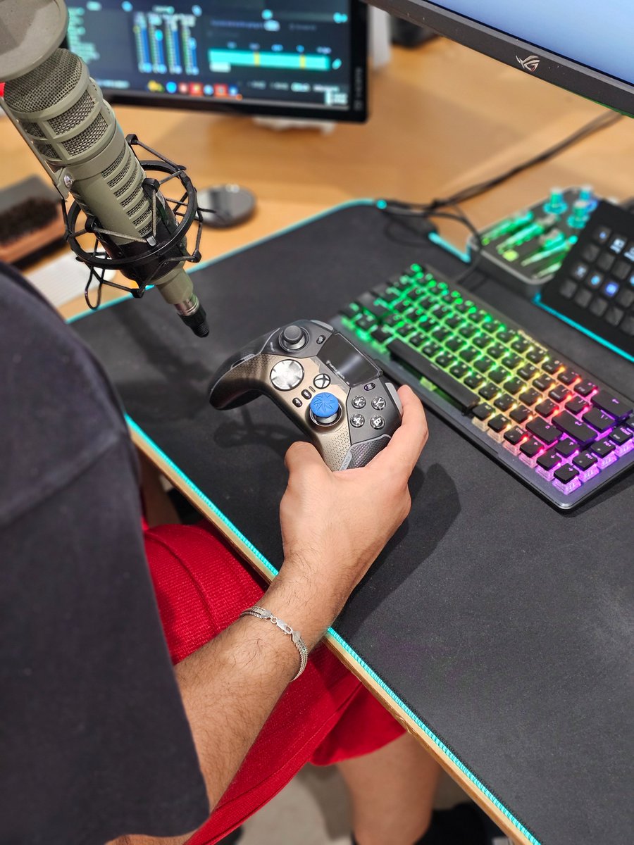 EnragedCinema's tweet image. They say wisdom comes with age… 
and apparently so does switching to controller. 

Sorry keyboard, my hands &amp;amp; fingers thank me!
#TurtleBeach #Controller #ad #StealthUltra