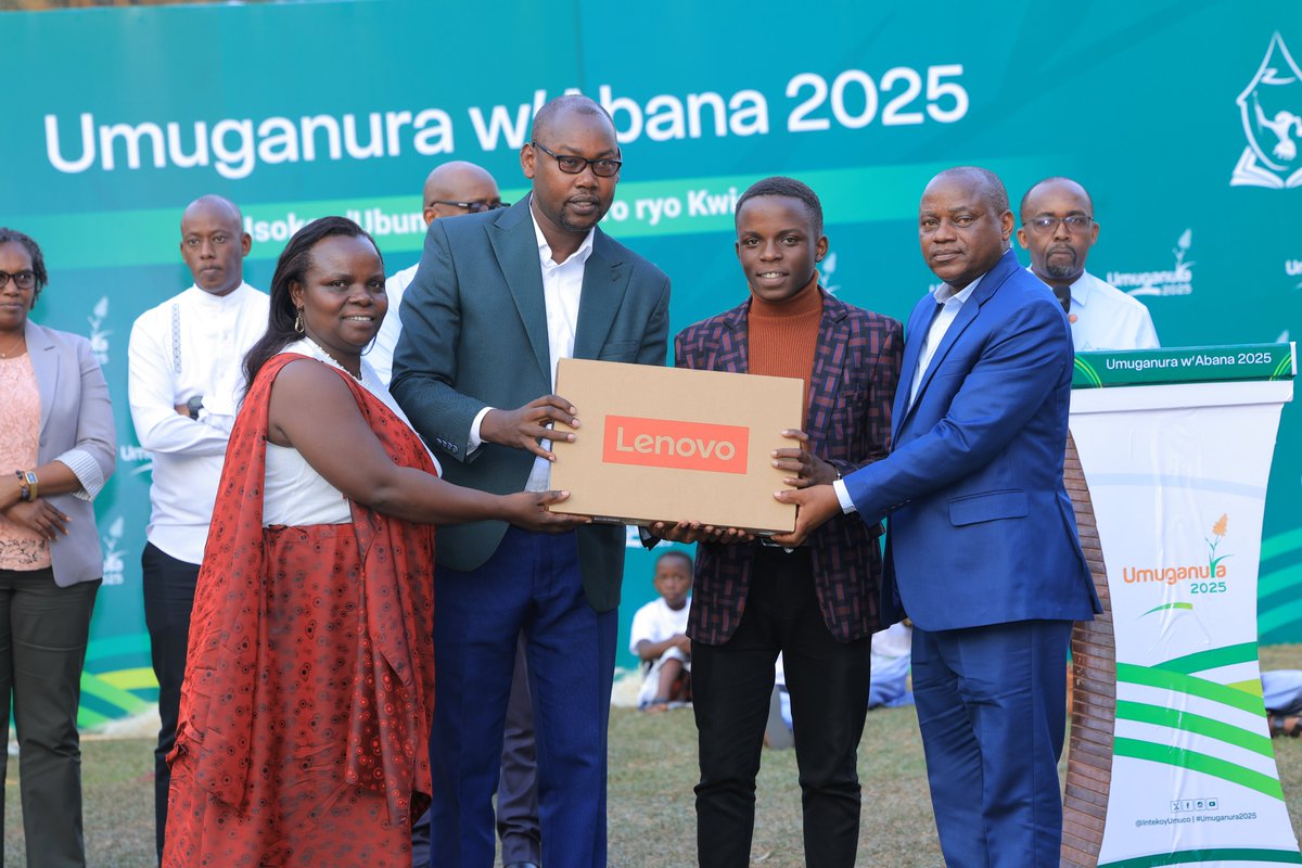 Nyuma yo gutaramira ababyeyi mu ndirimbo n’imbyino gakondo binogeye ijisho,umuhamirizo w’intore ndetse n’ibisakuzo, hakurikiyeho guhemba abana bitwaye neza bagatsinda amarushanwa ku nkoranabuhanga ya terefoni yigisha #Ikinyarwanda yitwa “TUMENYE IKINYARWANDA”, aya marushanwa