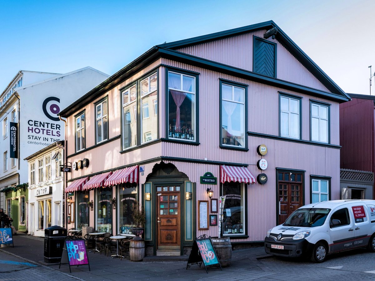 gavingibbons's tweet image. Iceland says shoplifting costs £20m/year. Their fix? Alert staff and get £1 on your Bonus Card.

Meanwhile, UK shoplifting hits 530,643 of fences (up 20% YoY) → highest since 2002-03.

bbc.co.uk/news/articles/…

#UKBusiness #UKRetail #Shoplifting