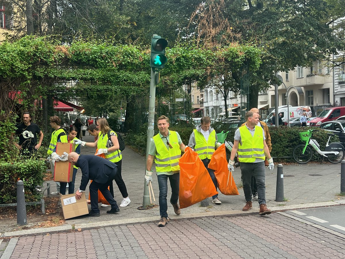 Müllsammelaktion des #FDP-Bezirksverbands Charlottenburg-Wilmersdorf am Stuttgarter Platz.
Für uns ist klar: Wenn Bürger den Dreck wegräumen müssen, läuft etwas schief. #Berlin braucht endlich Ordnung, Sauberkeit &amp; Verantwortung - dafür sorgen wir. <a href="/fdpCW/">FDP Charlottenburg-Wilmersdorf</a>