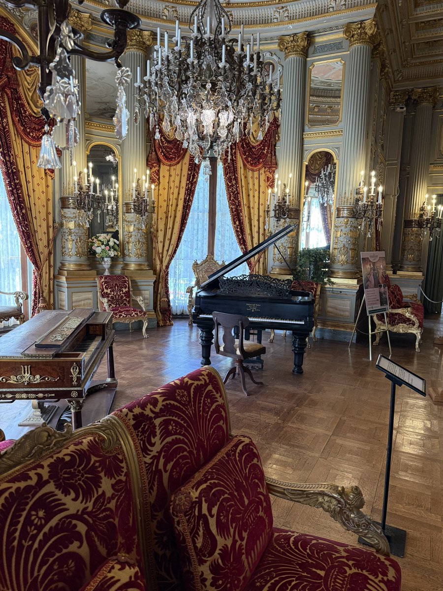 The Vanderbilts had the right idea…just missing a true Skull piano 💀