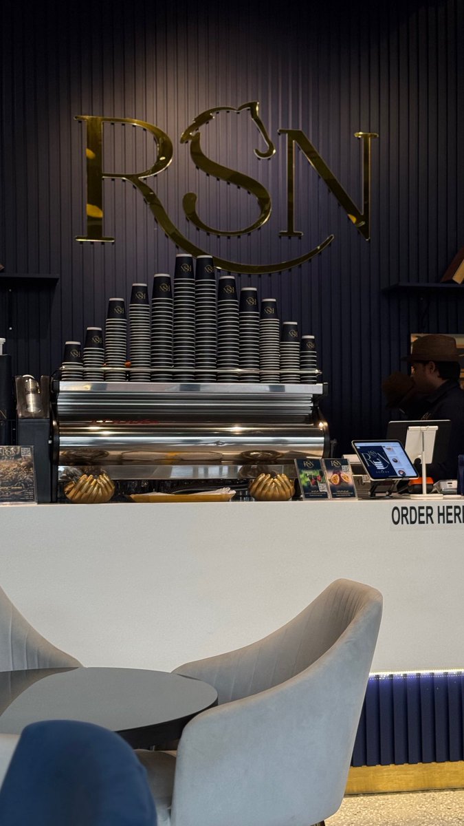 2lorm's tweet image. لو حظوظي ما عطتني غير حبك
والله إني طول عمري لـ احترمها❣️