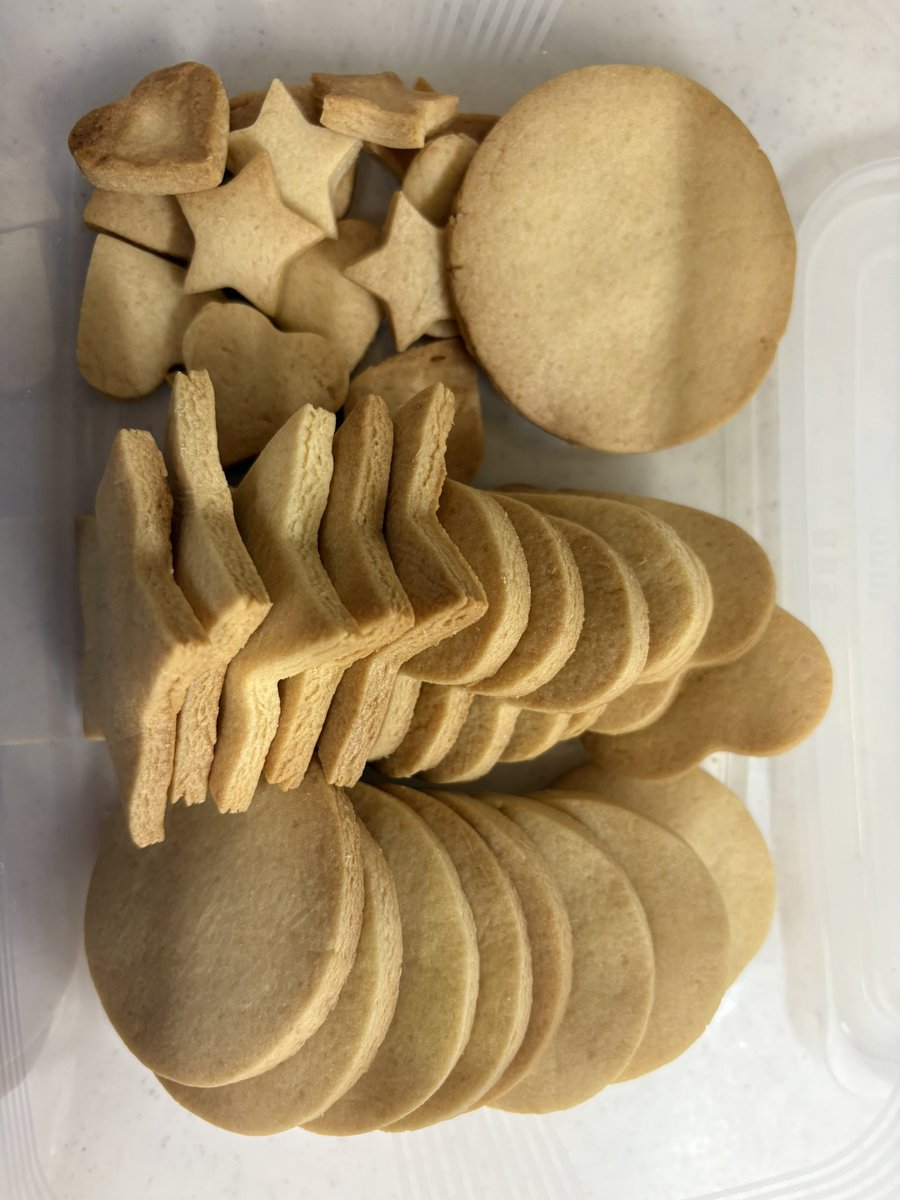 今年も始まりました愛方バースデーとことんお祝いの儀式。

死ぬほど久々のアイシングクッキー

何としても成功させなくちゃ。