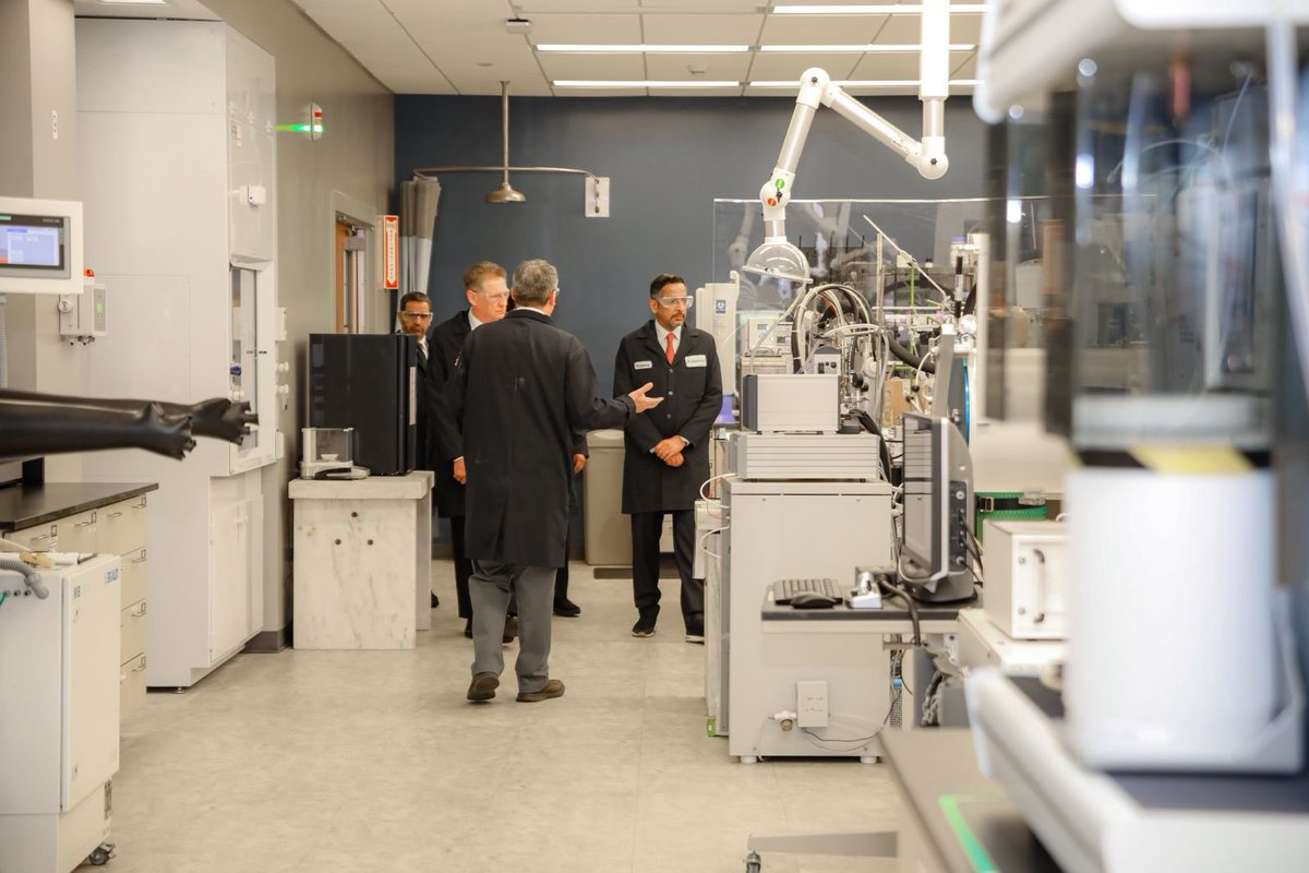 تعرفت خلال زيارتي لشركة Albemarle الأميركية، الرائدة عالميًا في إنتاج الليثيوم؛ على خبراتها في هذا المورد الاستراتيجي، واجتمعت مع قياداتها لتعزيز التعاون ونقل المعرفة وبناء شراكات نوعية تعزز موقع المملكة في هذا المعدن الحيوي، الذي يشكل حجر الأساس لمستقبل الطاقة النظيفة