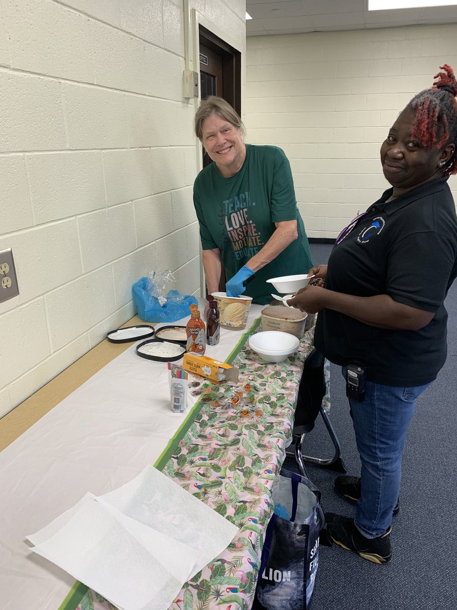 Supporting PBIS incentives today at GOA ice cream social😇🍦🍧<a href="/gordon_odyssey/">Gordon Odyssey Academy</a> <a href="/iAmJBrunson1911/">Jamie R. Brunson</a>