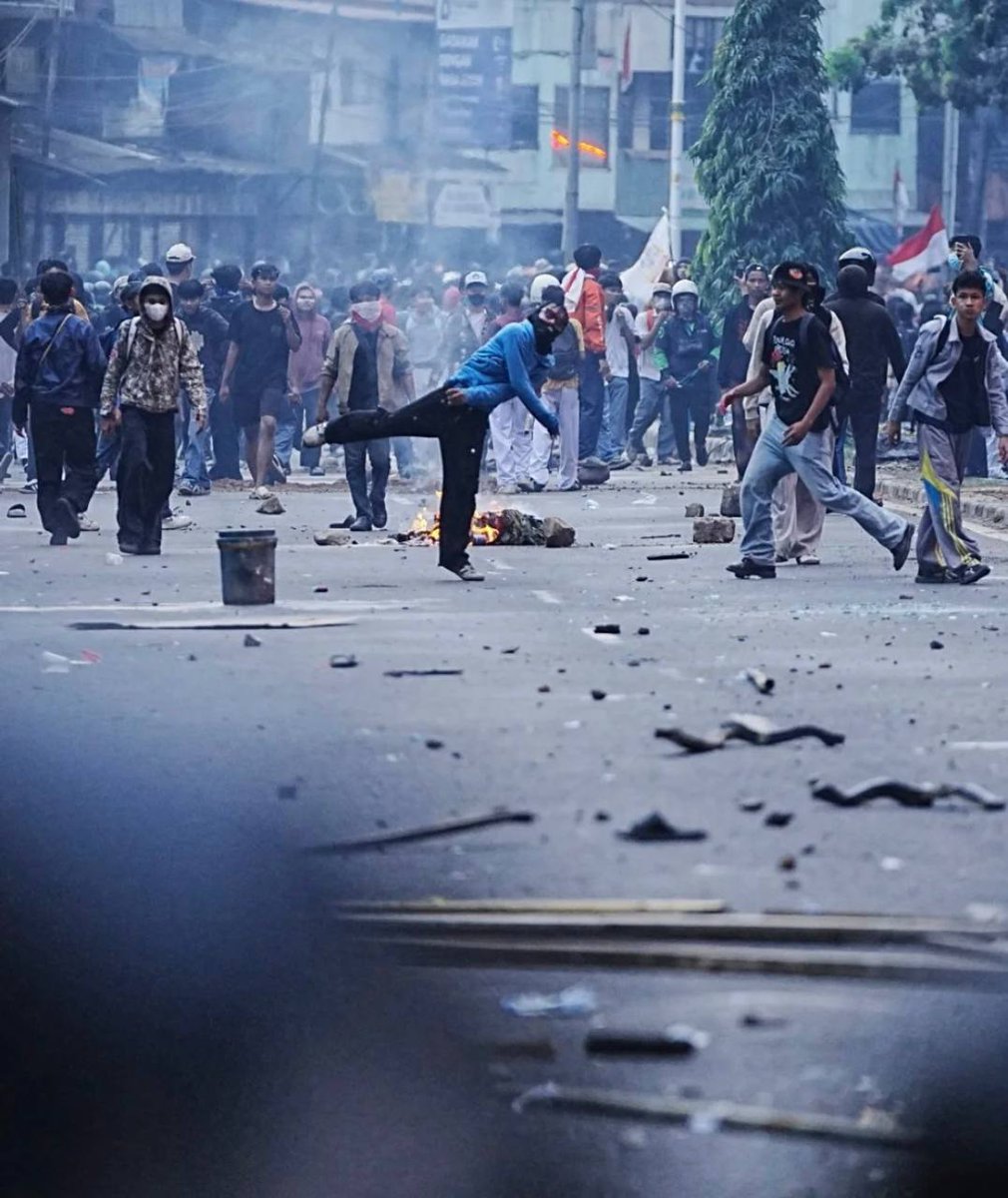 SprinterPress's tweet photo. This week in Indonesia, large-scale anti-government protests erupted: hundreds of students and workers marched through Jakarta demanding higher wages, lower taxes, and fairer economic conditions. https://t.co/zSykjHshcn