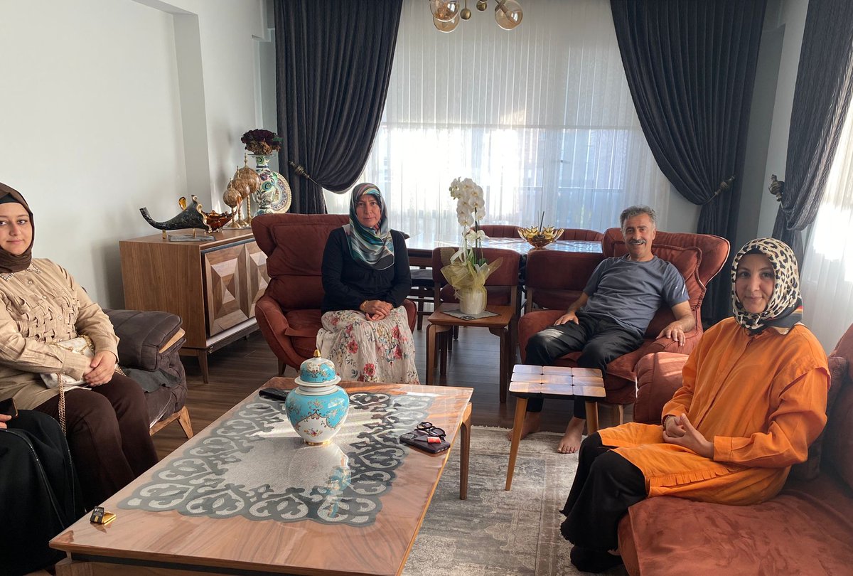 Kadın Kolları Başkanımız Elife Çelebi ve yönetim kurulu üyelerimizle birlikte önceki dönem Uçhisar Belediye Başkanımız Osman Süslü'ye geçmiş olsun ziyaretinde bulunduk
Misafirperverliği ve güleryüzü için kendisine teşekkür ediyoruz