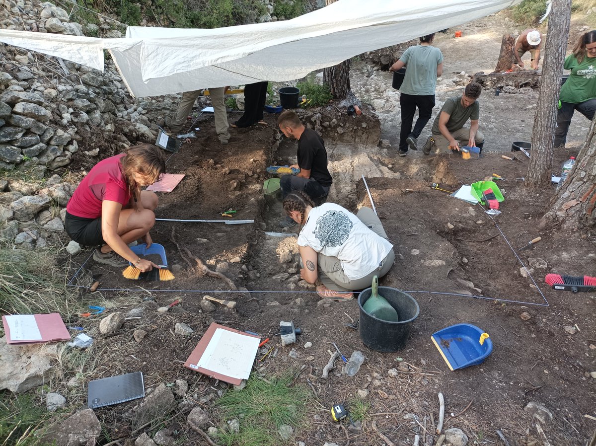 Durant la campanya d'enguany a Les Guixeres de Vilobí (Sant Martí Sarroca), hem continuat excavant al tram sud del jaciment, per tal de delimitar el final d'una de les possibles cabanes de l'assentament. Però en un dels quadres ens hem ensopegat amb una sorpresa!