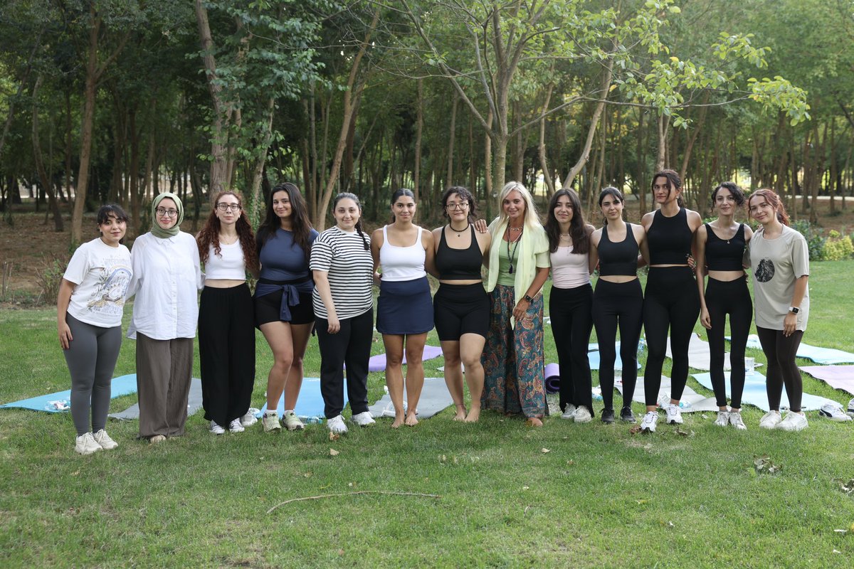 Gençler bugün, İpek Denizci'nin Nefes ve Yoga Eğitimi'ndeydi! 🧘 Temel nefes tekniklerini öğrenen <a href="/buyuthayalleri/">Büyüt Hayallerini</a> bursiyerlerimiz yoga pratikleriyle de esneklik ve zihinsel dinginlik kazandılar. Yaşamlarında uygulayabilecekleri rahatlama ve odaklanma yöntemlerini deneyimledirler.