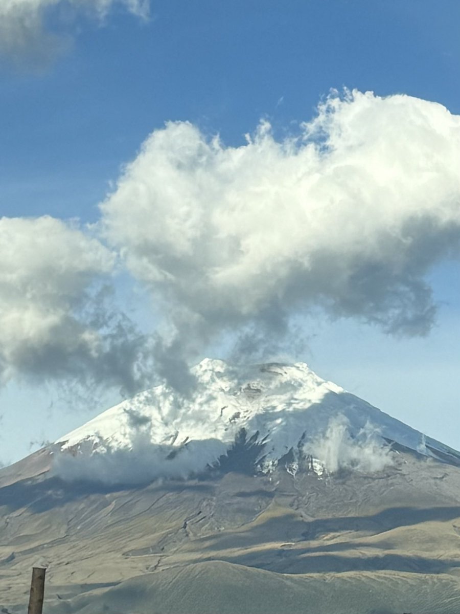 Pasando este momento por el coloso Volcán Cotopaxi Ecuador.