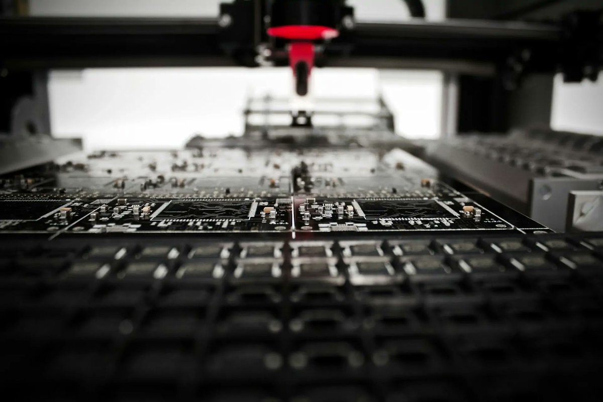 AppleTodaynet's tweet photo. A new Apple-TSMC pact for 2nm chips gives the iPhone a supply advantage and insulates the company from potential tariffs through strategic U.S. investments.

#Apple #AppleToday #AppleNews #iPhone #Tariffs 

https://t.co/q0WbREGOGX https://t.co/40cbRo3AXv