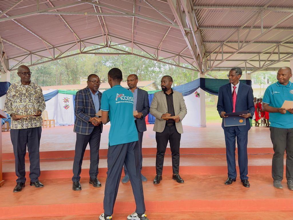 VHW's tweet image. This August, we celebrated the graduation of 25 Access Scholars! 🎓 
Supported by the U.S. Embassy, the program builds English, leadership &amp;amp; service skills. 

Congratulations to our cohort 7.

#VillageHealthWorks #AccessProgram #FutureLeaders!