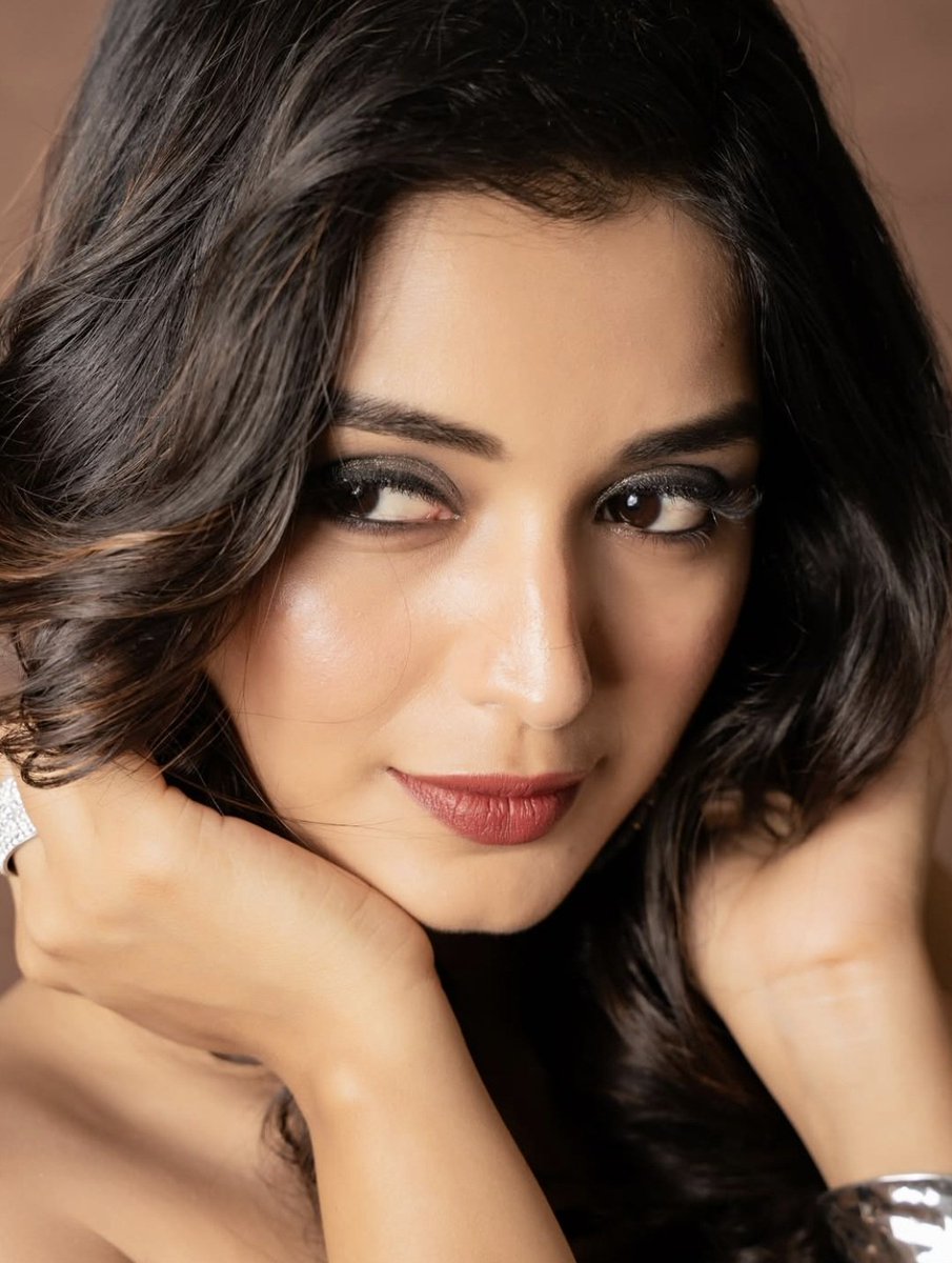 Okkari notlo nunchi okari notloki vaadi modda jaarutundhi. 
Nani gaadu iddhari jutlu pattukoni vaadi modda ni valla gonthuloki dooputunnaadu.
Vaadiki Kaare time aindhi,
Nani : ahhhh naaku ochestundhi, hmmm 🤤
Prerana ni pakkaki netti ahh cum ni mothm PJ jurrukoni mingesindhi.