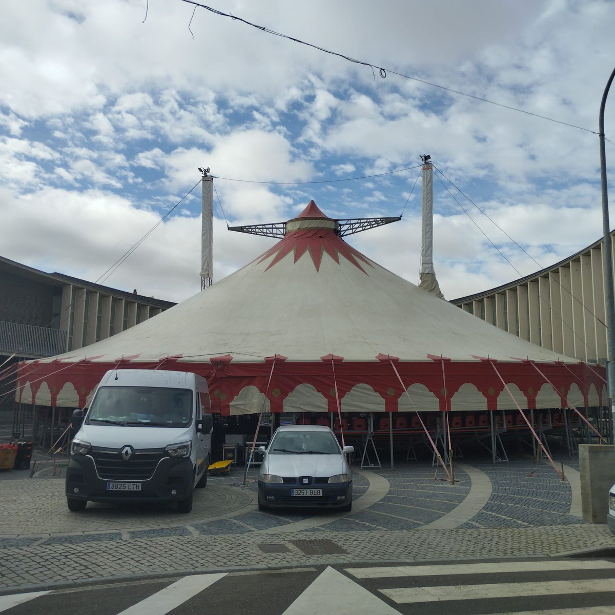 Mañana comienza la octava edición de Volatiritormes en una gran carpa de circo que ya se está instalando en la plaza de España. A parrtir de las 21:30 horas os esperamos a todos. Entrada libre hasta completar aforo