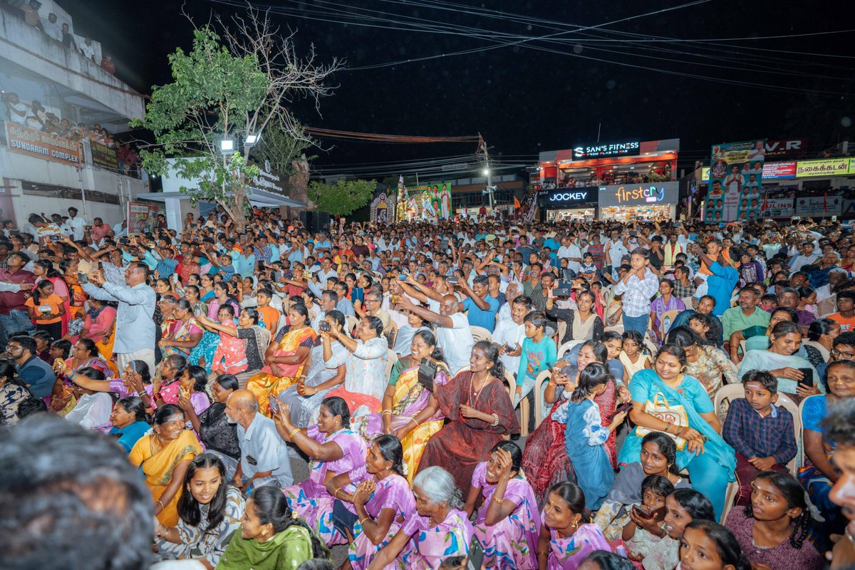 annamalai_k's tweet photo. இன்றைய தினம் மாலை, மேட்டுப்பாளையம் பகுதியில் நடைப���ற்ற விநாயகர் சதுர்த்தி விசர்ஜன ஊர்வலத்தில் பங்கேற்று தமிழக மக்கள் அனைவரும் நலமோடு வாழ வேழ முகத்து விநாயகரை மனதார வணங்கி மகிழ்ந்தேன். 

தமிழகத்தில் நெஞ்சுரத்தோடு துணிந்து நிற்கும் மக்கள் வாழும் ஊர் மேட்டுப்பாளையம். தேசத்திற்காக உயிர்த்தியாகம் செய்த வீர��் மிகுந்த மக்களை பெற்ற ஊர். தமிழகத்தில் ஒவ்வொரு பஞ்சாயத்திலும் விநாயகர் விசர்ஜனம் நடைபெறவேண்டும் என்று கூறியவர் வீரத்துறவி ஐயா. திரு.ராமகோபாலன் அவர்கள். திமுக ஆட்சி அமைந்த பிறகு விநாயகர் சிலையை வைப்பதில் இருந்து விசர்ஜனம் செய்யும் வரை பல்வேறு பிரச்சினைகளை கொடுத்து அடக்குமுறையோடு நடந்து கொள்கிறது. ஆட்சிகளும் காட்சிகளும் மாறும் போது அமைதியோடு மக்களின் சக்தியோடு விநாயகர் ச���ுர்த்தி விழாவை உற்சாகத்தோடு கொண்டாடுவோம் என்ற நம்பிக்கை உள்ளது. 

இந்நிகழ்ச்சியை மிகச்சிறப்பாக ஏற்பாடு செய்த இந்து முன்னணி அமைப்பினருக்கு எனது மனமார்ந்த வாழ்த்துக்கள். சிறப்புமிகு நிகழ்வில் பங்கேற்க வாய்ப்பளித்த பெரியோருக்கு மனமார்ந்த நன்றிகள். விநாயகரின் அருளும், ஆசியும் தமிழக மக்களுக்கு என்றென்றும் கிடைக்கட்டும் !