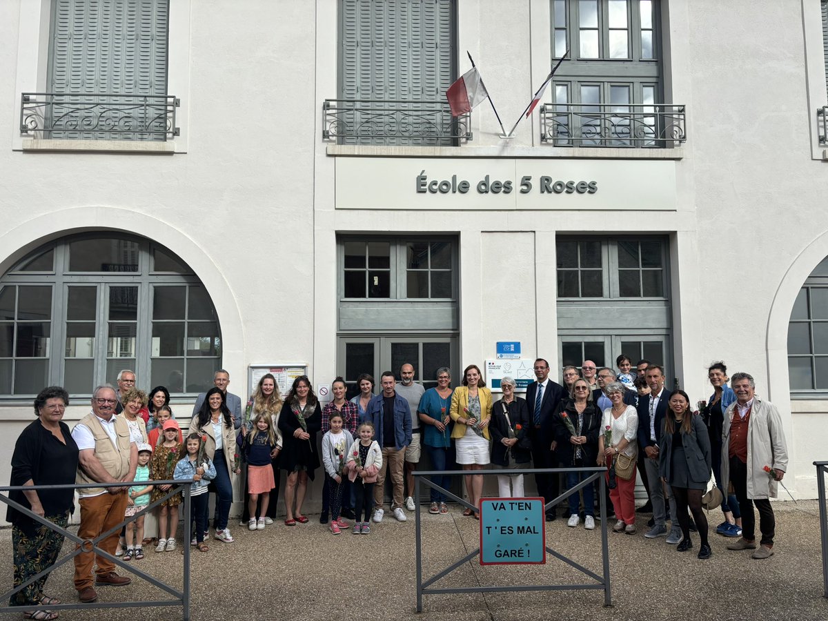 🌷Inauguration du groupe scolaire des 5 Roses à #Talant par le Maire <a href="/FabianRuinet/">Fabian Ruinet</a> et l’adjointe à l’éducation, à l’enfance et à la jeunesse Catherine Renosi en présence du corps enseignant, des parents d’élèves et des enfants 👦👧