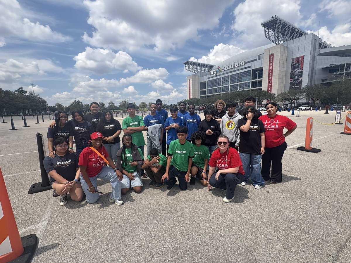 gearupwithdowns's tweet photo. Our students loved learning more about HBCUs 🤩 and getting the chance to watch live marching band performances at National Battle of the Bands!! Sharks be on the lookout for more GEAR UP trips this year✨🦈 https://t.co/hmdkgn4KRy