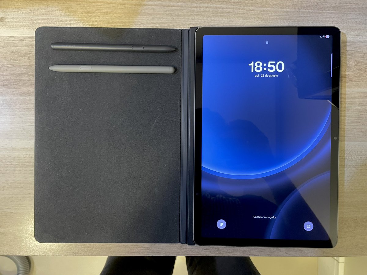 rhaaai_'s tweet photo. Oi, estou vendendo um tablet Samsung S9 FE, com uma caneta de backup extra. Se alguém tiver interesse me chama na DM! https://t.co/XbLR5vJV1P