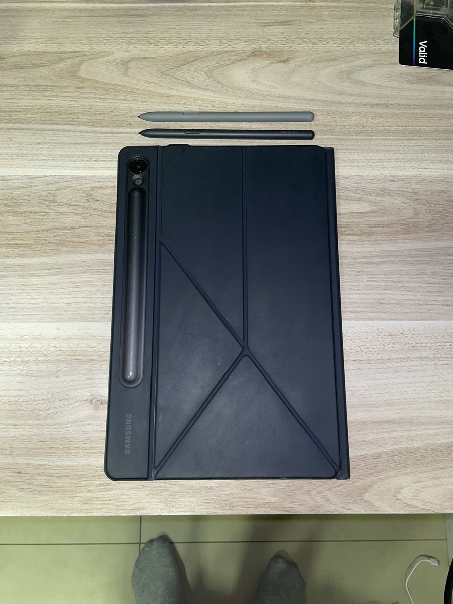 rhaaai_'s tweet photo. Oi, estou vendendo um tablet Samsung S9 FE, com uma caneta de backup extra. Se alguém tiver interesse me chama na DM! https://t.co/XbLR5vJV1P