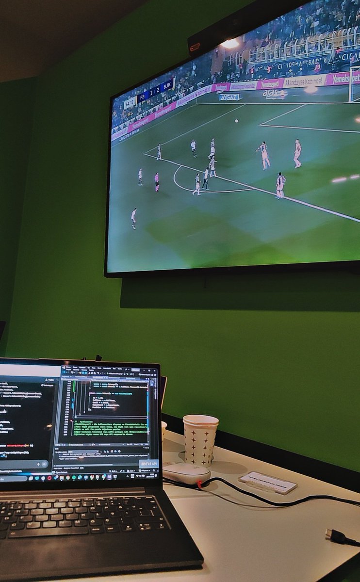 Biz projenin backendinde migration işlerini yapmaya çalışırken frontçu stajyerlerin arkada harcadığı mesai