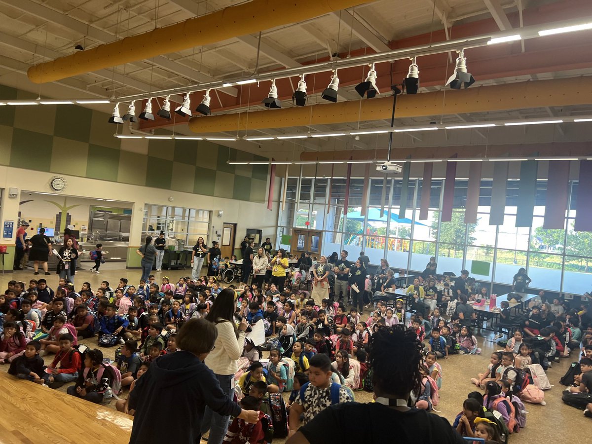 garozsclass's tweet photo. Loved our first Badgers Assembly at @PadronBadgers. Celebrating an AMAZING week of school 💛🖤 #together #aisd #austinisd https://t.co/jblXiRKYnO