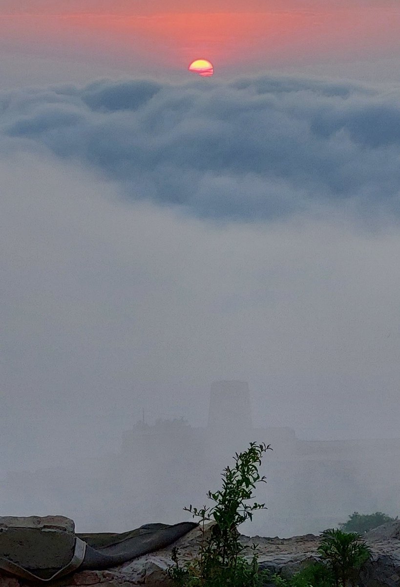 .

شـــمس وغــيمه والــــمشاعر  ؛؛ دافــــية
وهــمس وبــسمه والـــخواطر  ؛؛صــافية

.

.

#تصويري_وكلماتي