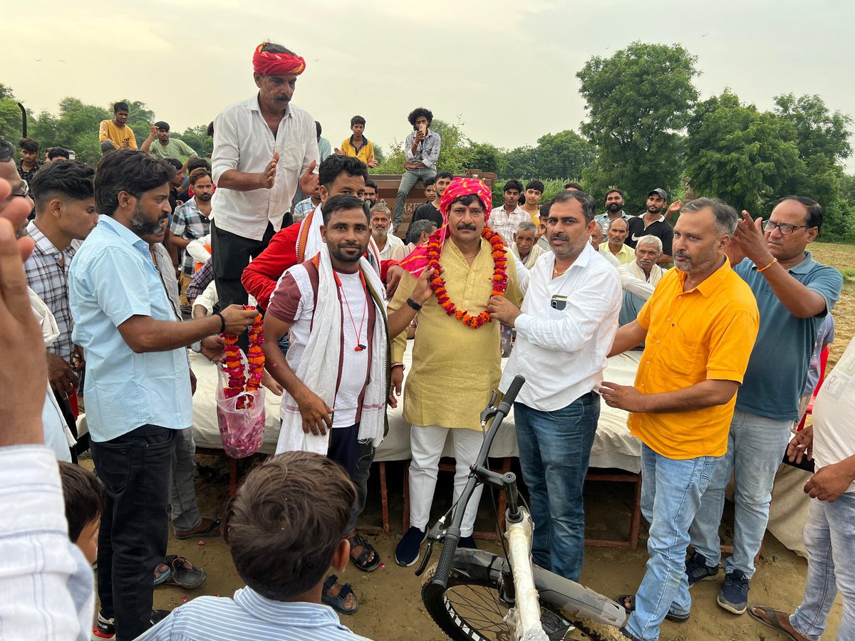 चौ० सोनबीर प्रधान (@sonabirchodhary) on Twitter photo आज ब्लॉक बल्देव के ग्राम हवीव पुर बसई में जो मान सम्मान दिया है उसका सदैव ऋणी रहूंगा सभी सम्मानित सरदारी का बहुत बहुत धन्यवाद 🙏
#bhartiykisanunionarajnaitik #sonbirchaudharybkua #sonbirmathura आज ब्लॉक बल्देव के ग्राम हवीव पुर बसई में जो मान सम्मान दिया है उसका सदैव ऋणी रहूंगा सभी सम्मानित सरदारी का बहुत बहुत धन्यवाद 🙏
#bhartiykisanunionarajnaitik #sonbirchaudharybkua #sonbirmathura