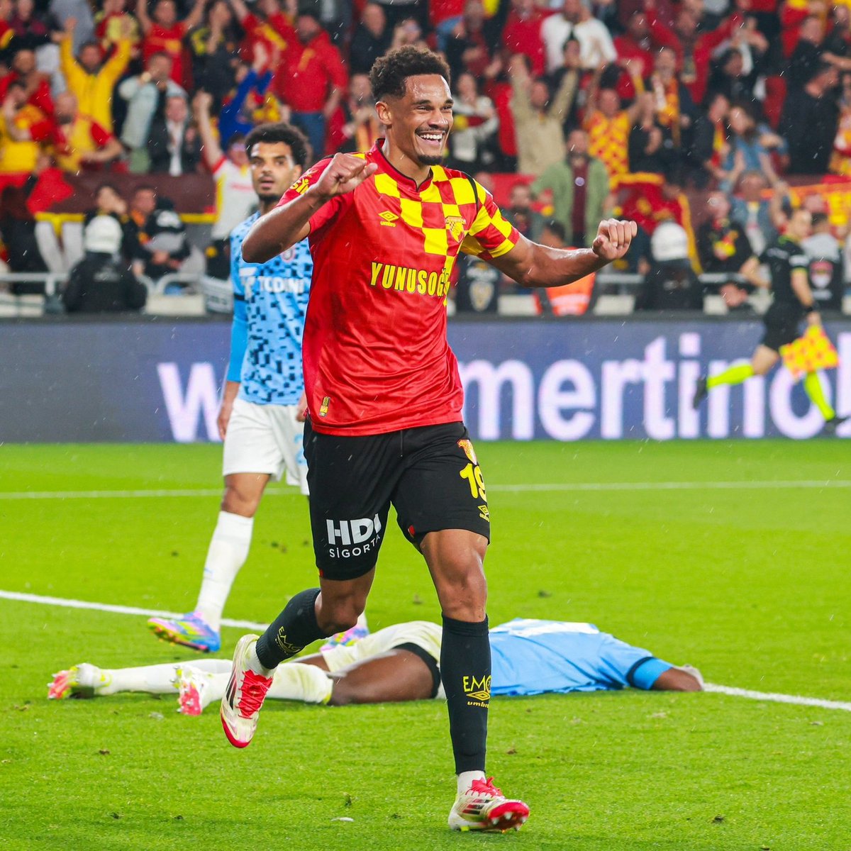 Emersonn, Fransa Ligue 1 ekiplerinden Toulouse ile prensip anlaşmasına vardı.

* Bonservis bedeli 3 milyon euronun biraz üzerinde.

🔗 <a href="/OrcunAkten/">Orçun Akten</a>