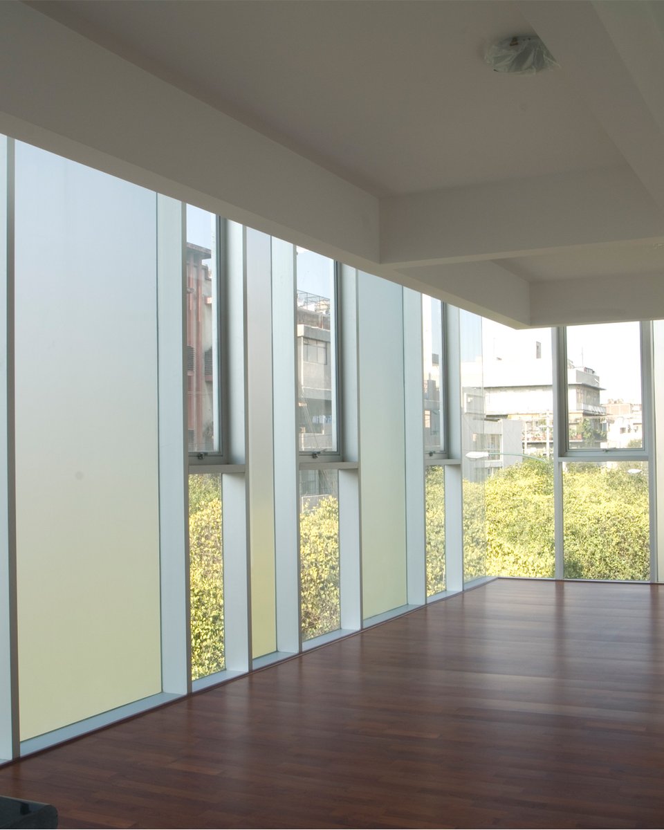 Este proyecto de departamentos conserva una casa catalogada y la integra a un edificio nuevo. Un patio interior separa dos cuerpos y la circulación se logra mediante puentes intermedios. Jugando con transaparencias, se garantiza la privacidad de los departamentos.