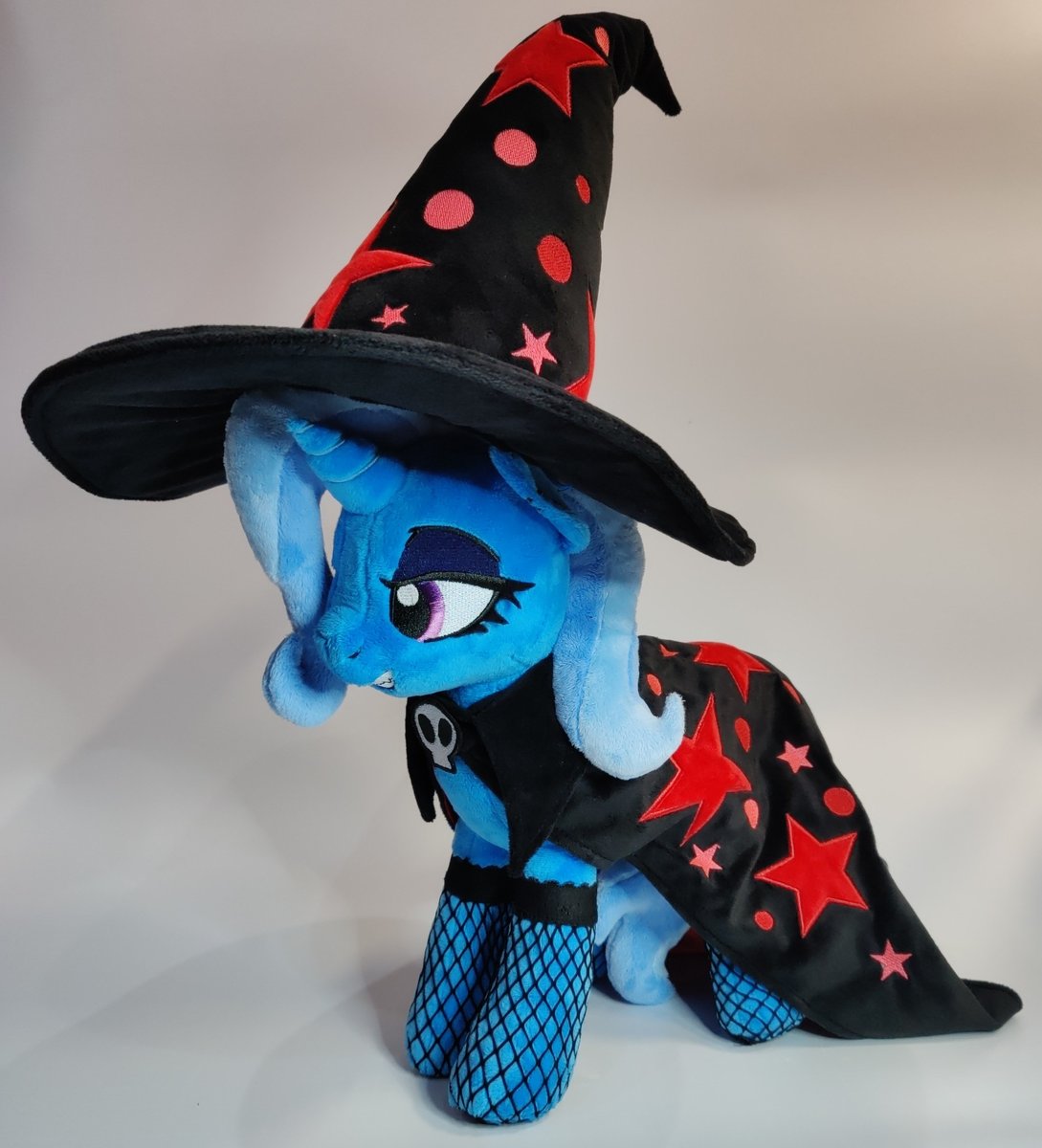 cleverscrname's tweet image. "Give 'em a show to remember!"

This brand new emo Trixie is going to the charity auction at @gala_con !