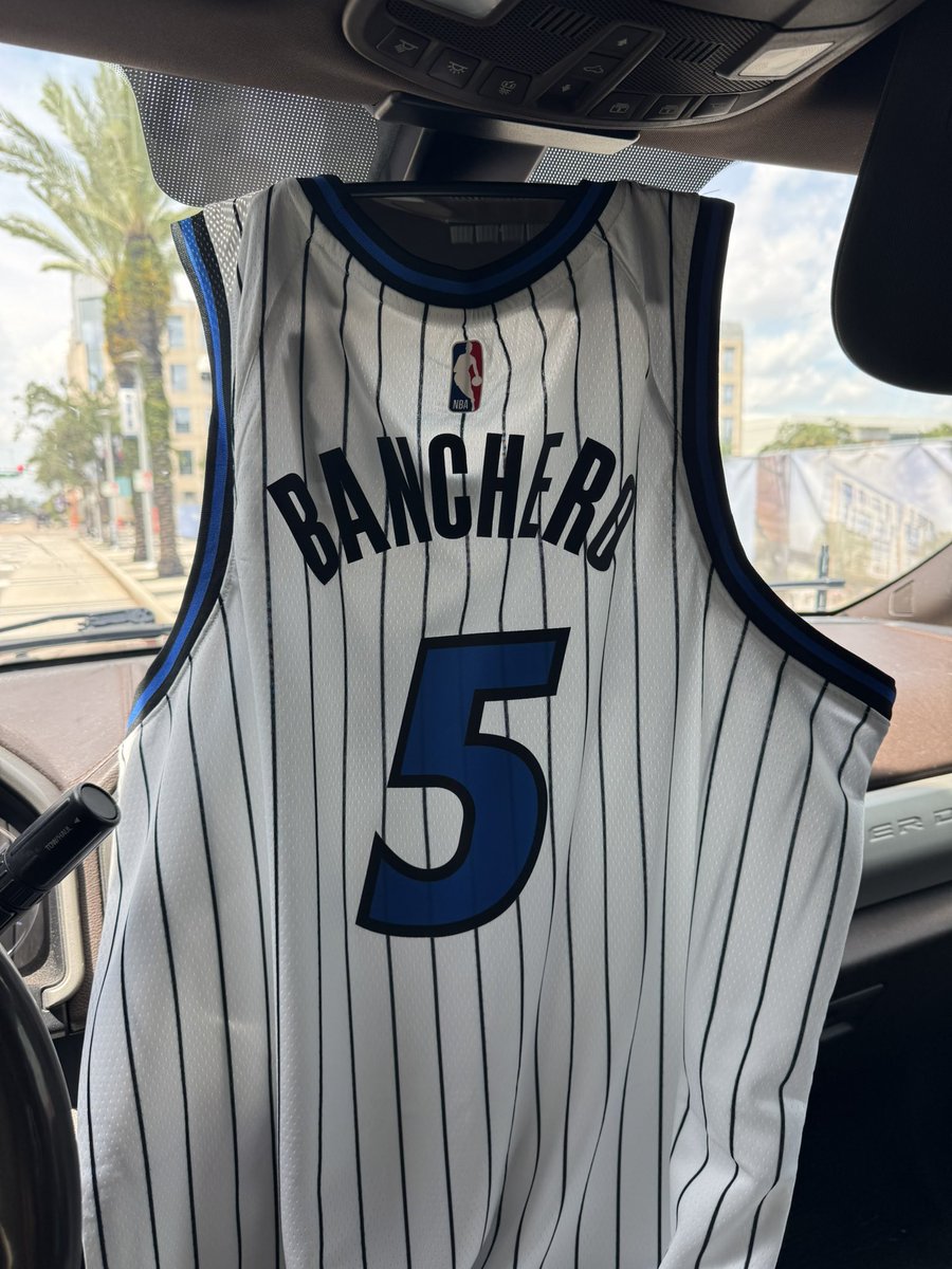 MaybeAlec's tweet image. Already an all time best magic jersey