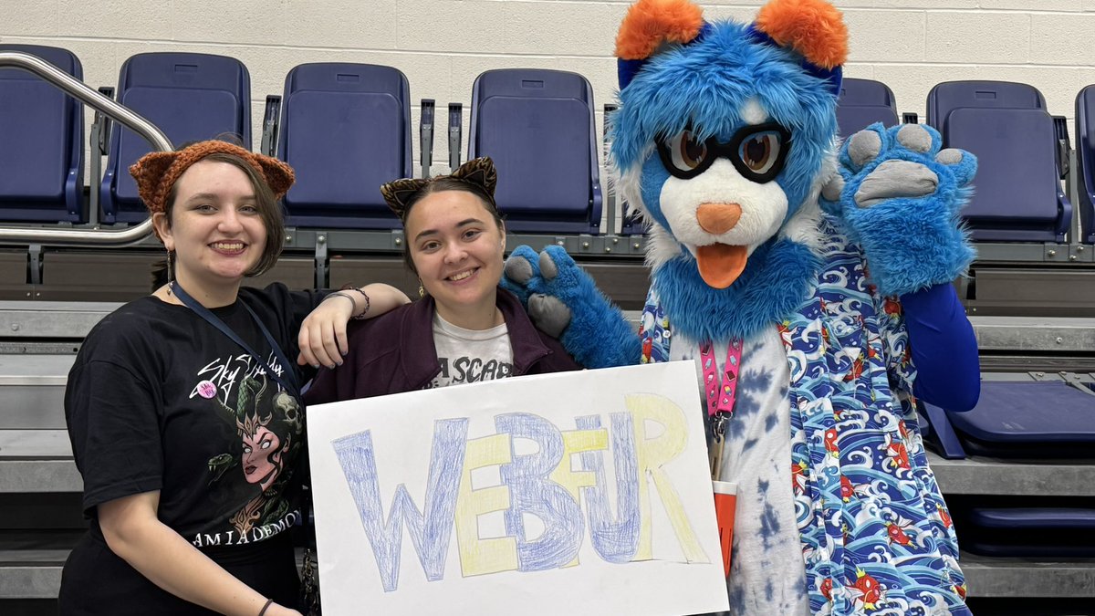 For this #FursuitFriday you get a photo from the involvement fair at the furry club at my school!!! Was such a fun time :3