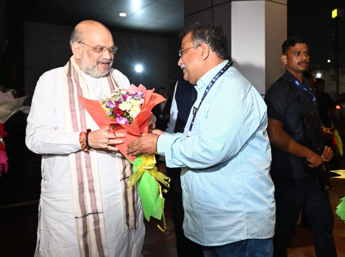 RaviDadaChavan's tweet photo. गणरायाच्या आगमनाने सध्या सगळीकडेच भक्तीमय आणि मंगलमय वातावरण आहे. 

हेच मंगलमय वातावरण अनुभवण्यासाठी दरवर्षीप्रमाणे यंदाही केंद्रीय गृहमंत्री आदरणीय अमितजी शाह मुंबईत आले आहेत.यावेळी त्यांचे स्वागत केले. 

याप्रसंगी आदरणीय मुख्यमंत्री देवेंद्रजी फडणवीस उपस्थित होते. 

भगवान गणेश के आगमन से हर जगह भक्तिमय और मंगलमय वातावरण बना हुआ है।

इस उत्साहपूर्ण वातावरण का अनुभव करने के लिए, हर वर्ष की भांति इस वर्ष भी केंद्रीय गृहमंत्री आदरणीय अमित शाह जी मुंबई पधारे हैं। इस अवसर पर उनका स्वागत किया गया। इस प्रसंग पर आदरणीय मुख्यमंत्री  देवेंद्र फडणवीसजी भी उपस्थित थे।

#GanpatiBappaMorya #GanpatiUtsav #Thane #Ganeshotsav #Ganpati #GaneshChaturthiCelebrations #LordGanesha #ganeshchaturthi2025 #ganpatibappamorya 
#AmitShah #BJP4India #BJP4Maharashtra #RavindraChavan4MahaBJP #AplaRavi