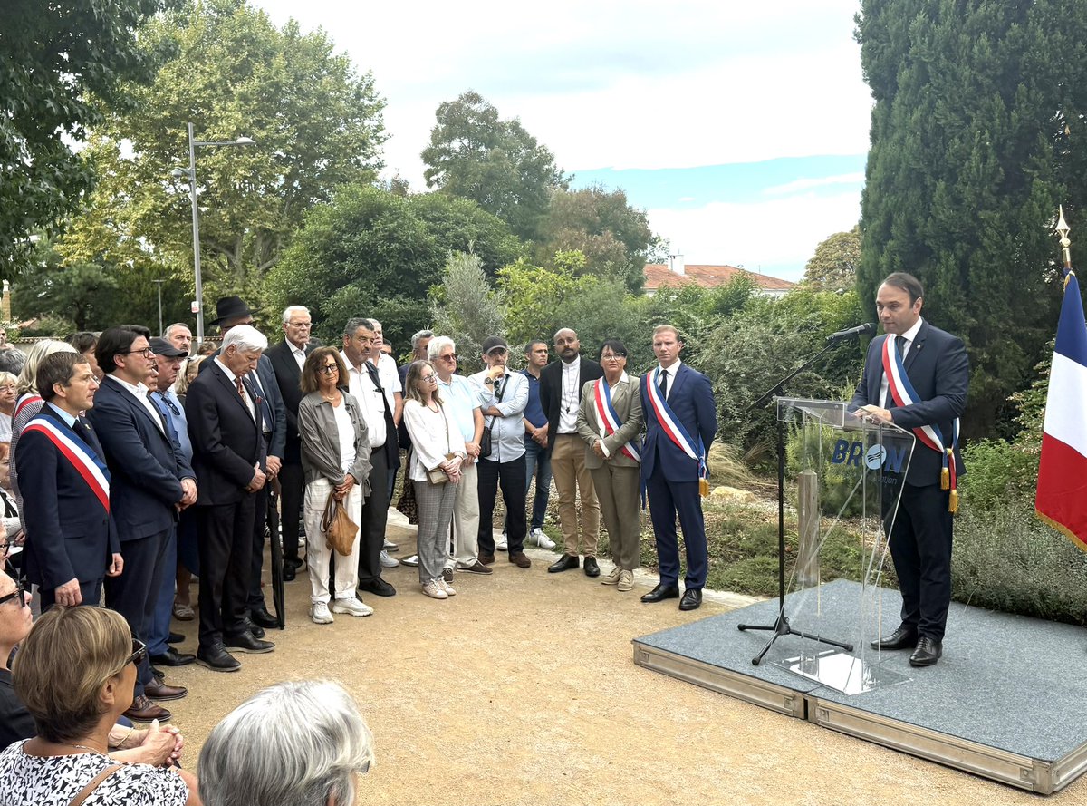 ✊🌿 Nouvel hommage à #Bron avec <a href="/AlexVincendet/">Alexandre VINCENDET</a> et <a href="/JeremieBreaud/">Jérémie Bréaud</a> en plantant un olivier contre l’antisémitisme et une pensée particulière pour Ilian Halimi victime de ses bourreaux antisémites. <a href="/JakubowiczA/">Alain Jakubowicz</a> 🙏