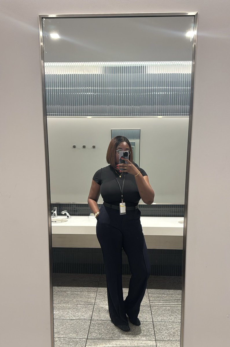 sleek_precy's tweet photo. A mirror loves to see me coming https://t.co/jaZ7csqL4T